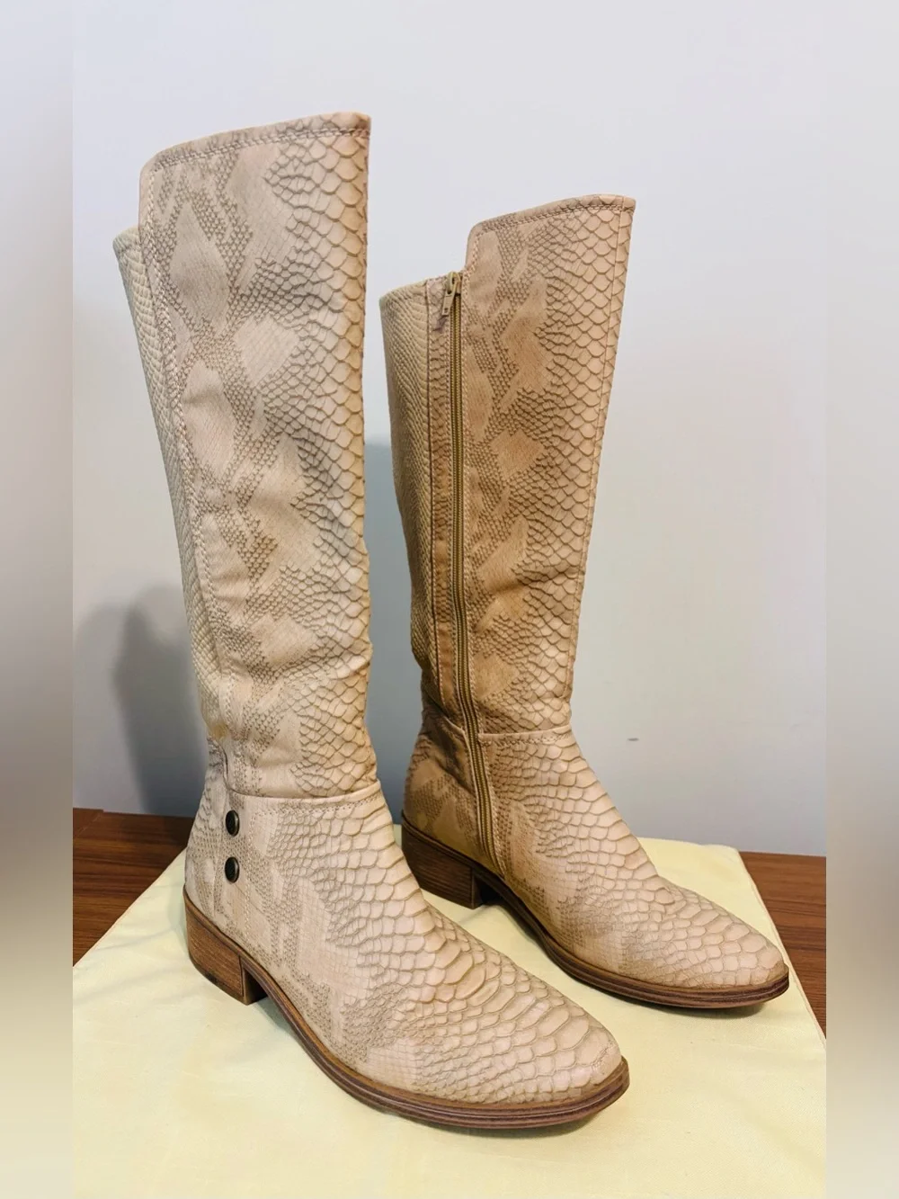Baretraps Boots Women’s Beige Snakeskin Low Heel Mid-Calf Side Zip Size 8/9 Fall